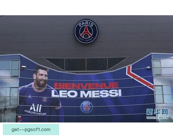 巴黎圣日耳曼球迷聚集王子公园球场外抗议要求俱乐部高层集体辞职